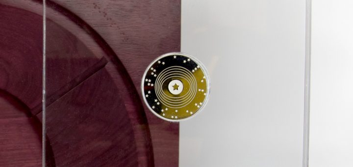 Medaglia ailes de mouette plexiglass con teatro tuscolo amaranto (orizzontale dettaglio)