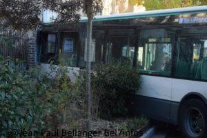 Accident de bus sur la place.02