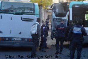 Accident de bus sur la place.03