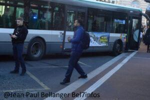 Accident de bus sur la place.04