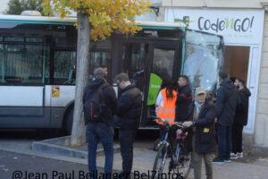 Accident de bus sur la place.05