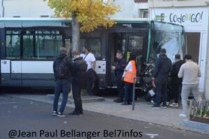 Accident de bus sur la place.06