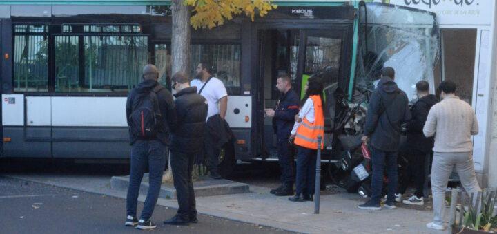 Accident de bus sur la place.06